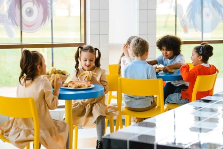 Menús ligeros y refrescantes para comedores escolares en verano